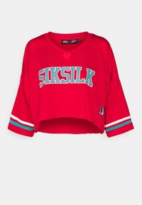 Rotes, gekürztes T-Shirt mit "SIKSILK" in hellblau bedruckt. Verfügt über weite Ärmel mit weißen und türkisfarbenen Streifen. Hergestellt aus atmungsaktivem Material.