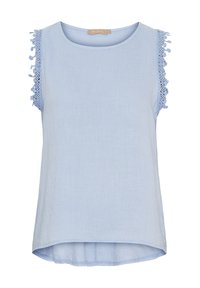 Lys blå ærmeløs top med blonder kanter på skuldrene, rund halsudskæring, afslappet pasform og en smule længere baghem.