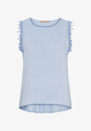 Lys blå ærmeløs top med blonder kanter på skuldrene, rund halsudskæring, afslappet pasform og en smule længere baghem.