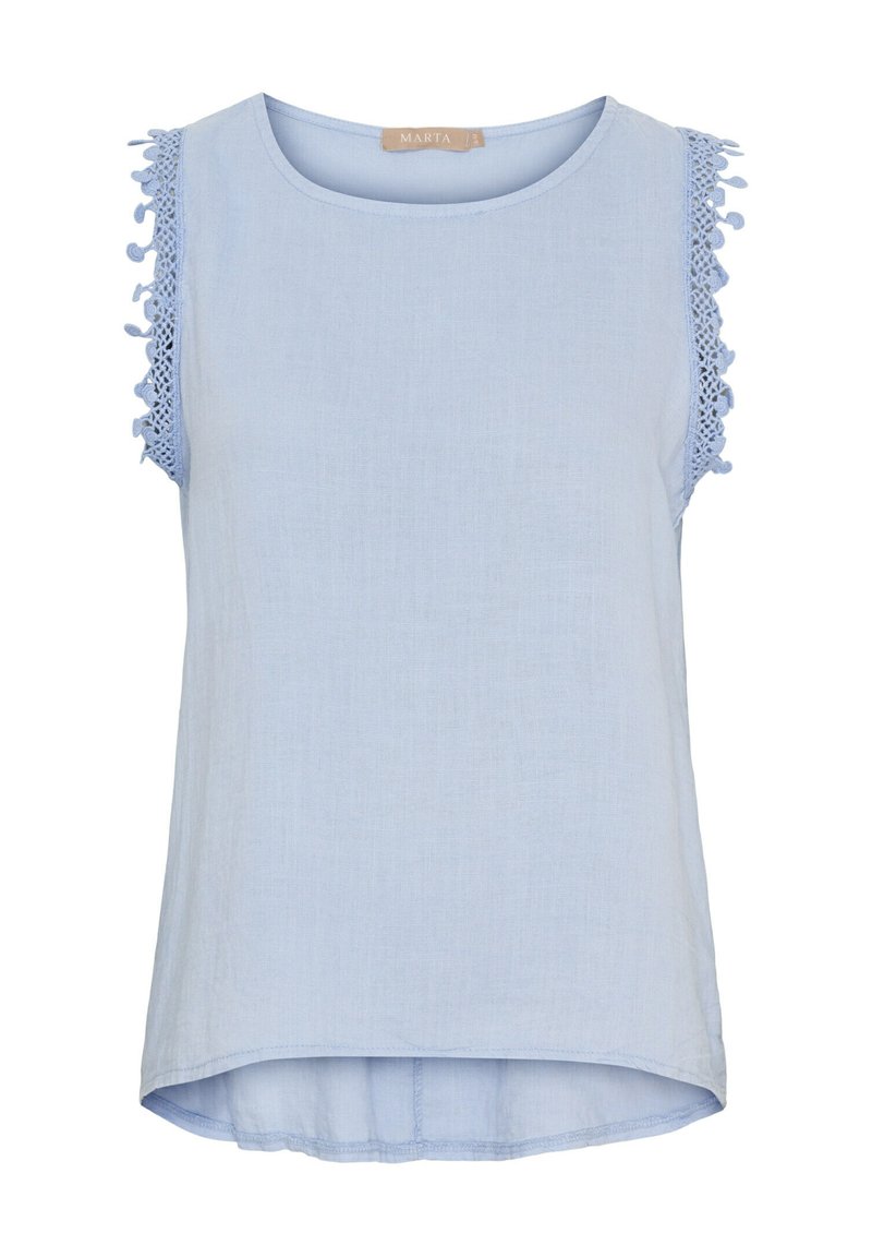 Lys blå ærmeløs top med blonder kanter på skuldrene, rund halsudskæring, afslappet pasform og en smule længere baghem.