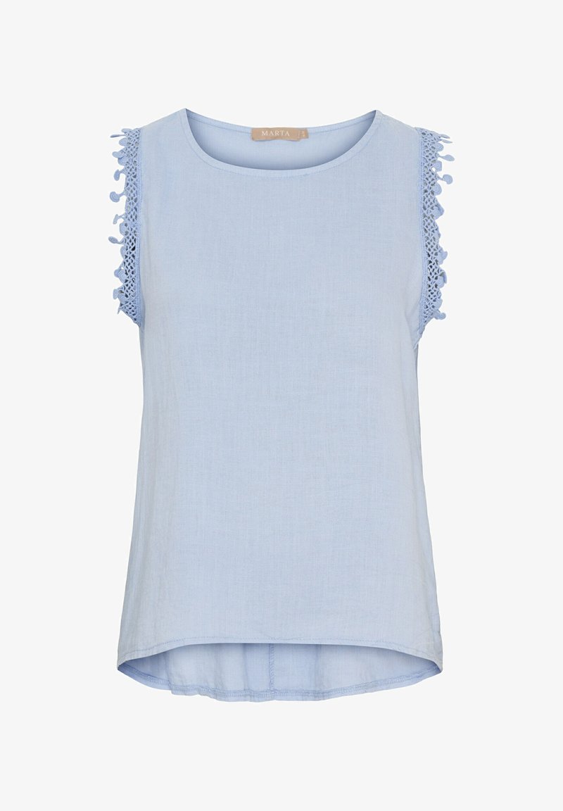 Lys blå ærmeløs top med blonder kanter på skuldrene, rund halsudskæring, afslappet pasform og en smule længere baghem.