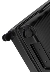 Valise rigide noire avec surface texturée, deux roues et une fermeture éclair. Angles arrondis remarquables et design robuste et élégant.