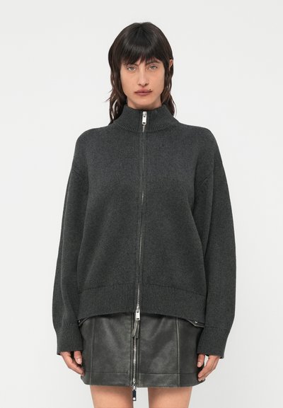 Dunkelgrauer Strickpullover mit hohem Kragen, durchgehendem Reißverschluss und gerippten Bündchen. Entworfen mit einem kastigen Schnitt und einem kontrastierenden glatten Lederrrock.