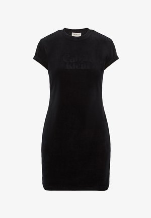 Zwarte fluwelen jurk met korte mouwen, ronde hals en geperst "Calvin Klein" logo aan de voorkant. Strak model, gladde textuur.