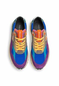 Sneaker colorati con mesh blu, suede grigio e viola, lacci arancioni e gialli, dettagli testurizzati e un design con suola spessa.
