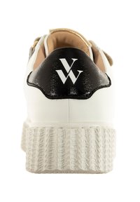 Baskets blanches avec une semelle texturée, accent de talon noir brillant et logo blanc à l'arrière. Dotées d'un intérieur beige et de détails en lacets.