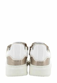 Sneaker bianche e beige con finitura in pelle verniciata, dotate di collo imbottito, accenti testurizzati e una suola in gomma spessa.