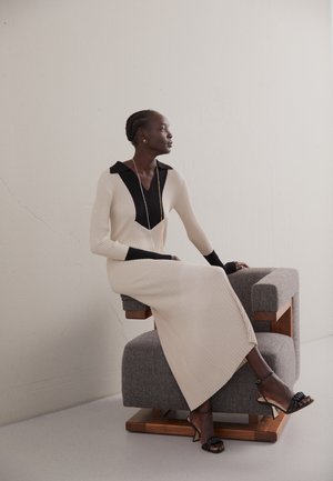AHNEA - Robe pull - beige