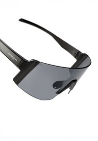 Čierne slnečné okuliare so športovým, obopínajúcim dizajnom. Tmavosivé šošovky a obdĺžnikový rám s minimálnym označením na bočnici.