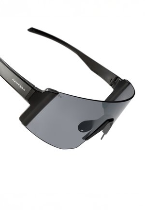 Črna športna sončna očala z ovijajočim dizajnom. Temno sive leče in pravokoten okvir z minimalnim logotipom na stranici.