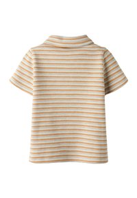 Kortärmad polo med randigt mönster i kräm och orange. Har krage och mjukt, texturerat tyg.