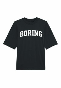 Juodas medvilninis marškinėliai su trumpomis, plačiomis rankovėmis ir apvalia iškirpte. Priekyje yra ryškus baltas užrašas "BORING".
