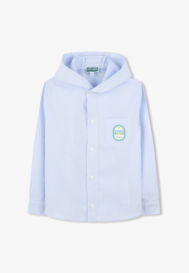 Chemise à rayures bleu clair à manches longues avec capuche, dotée d'une poche poitrine et d'un logo circulaire Kenzo Paris. Texture de tissu douce.