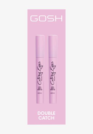 Tubes de mascara doubles de couleur rose étiquetés "Yeux Accrocheurs" et "Définition de Longueur Courbée" sur un fond rose assorti, avec "DOUBLE CATCH" en bas.