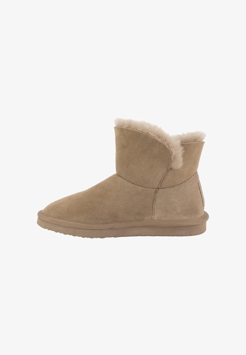 Beige Wildleder-Ankle-Boots mit einem weichen, flauschigen Innenfutter und einer flachen Gummisohle. Mit rundem Zehenbereich und einem leicht schlaffen Design.