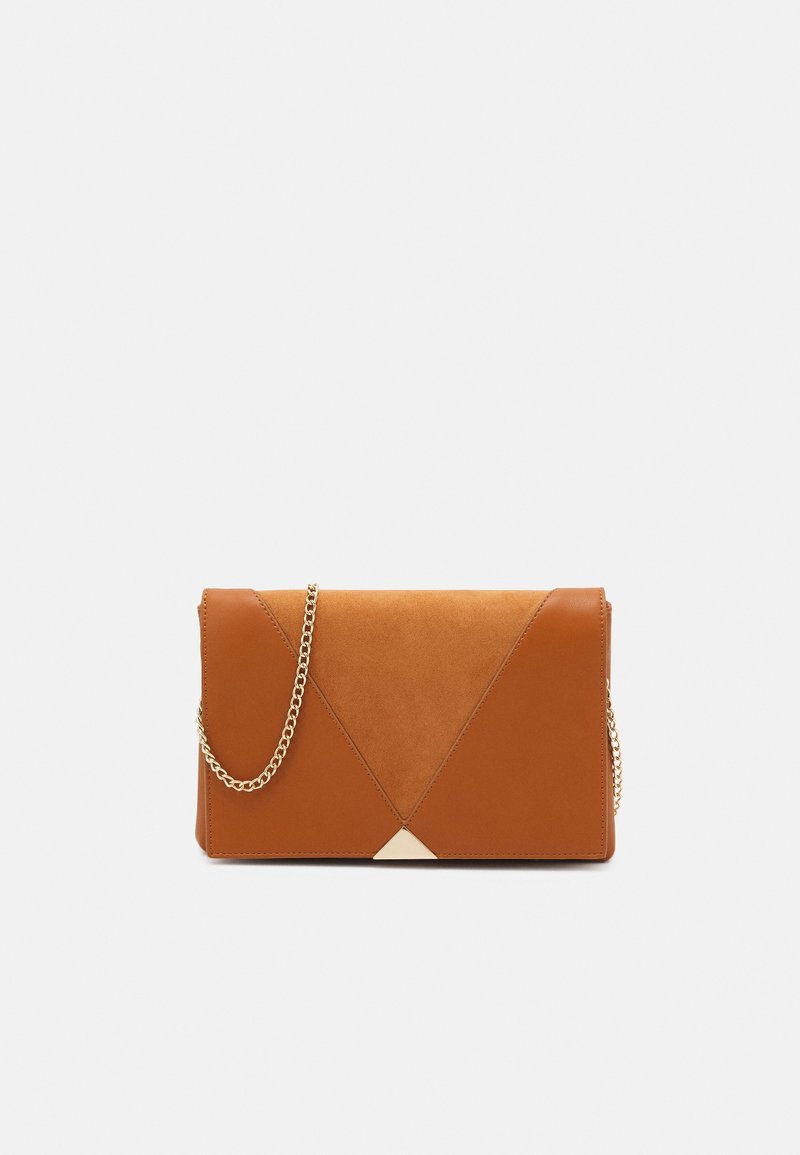 Bolso de mano de cuero marrón con acabado de ante, que presenta acentos de diseño triangular, una correa de cadena dorada y un detalle metálico en forma de triángulo en la parte delantera.