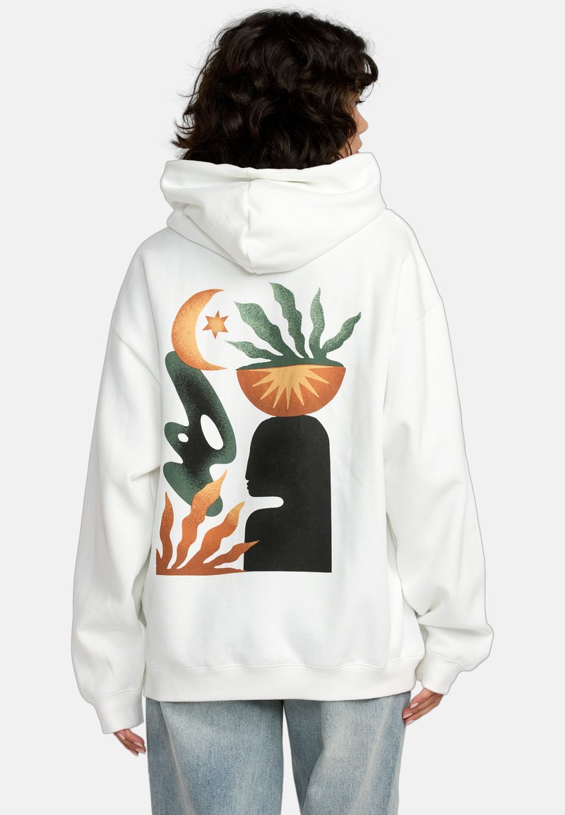 Witte hoodie met een kleurrijke abstracte print van een maan, ster en planten. Het ontwerp bevat groene, oranje en zwarte elementen.