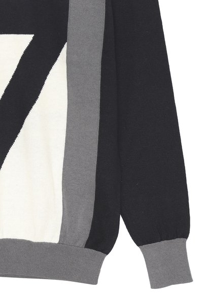 Maglione lavorato a maglia con un motivo geometrico in nero, grigio e crema, dotato di polsini a coste e una vestibilità morbida.