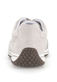 Hellgraue Wildledersneaker mit einem gepolsterten weißen Mesh-Kragen, einer strukturierten braunen Gummisohle und dezenten weißen Akzentstreifen.