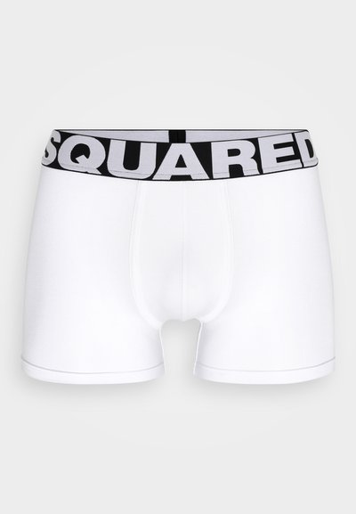 Weiße Boxershorts mit enger Passform. Der schwarze Elastikbund zeigt fett aufgedruckt das Wort "SQUARED". Hergestellt aus einem weichen, dehnbaren Material.