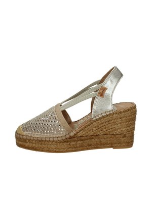 Sandalo espadrillas con zeppa e plateau in juta intrecciata, tomaia in mesh beige, cinturino alla caviglia argento metallizzato e bordo in tessuto beige.