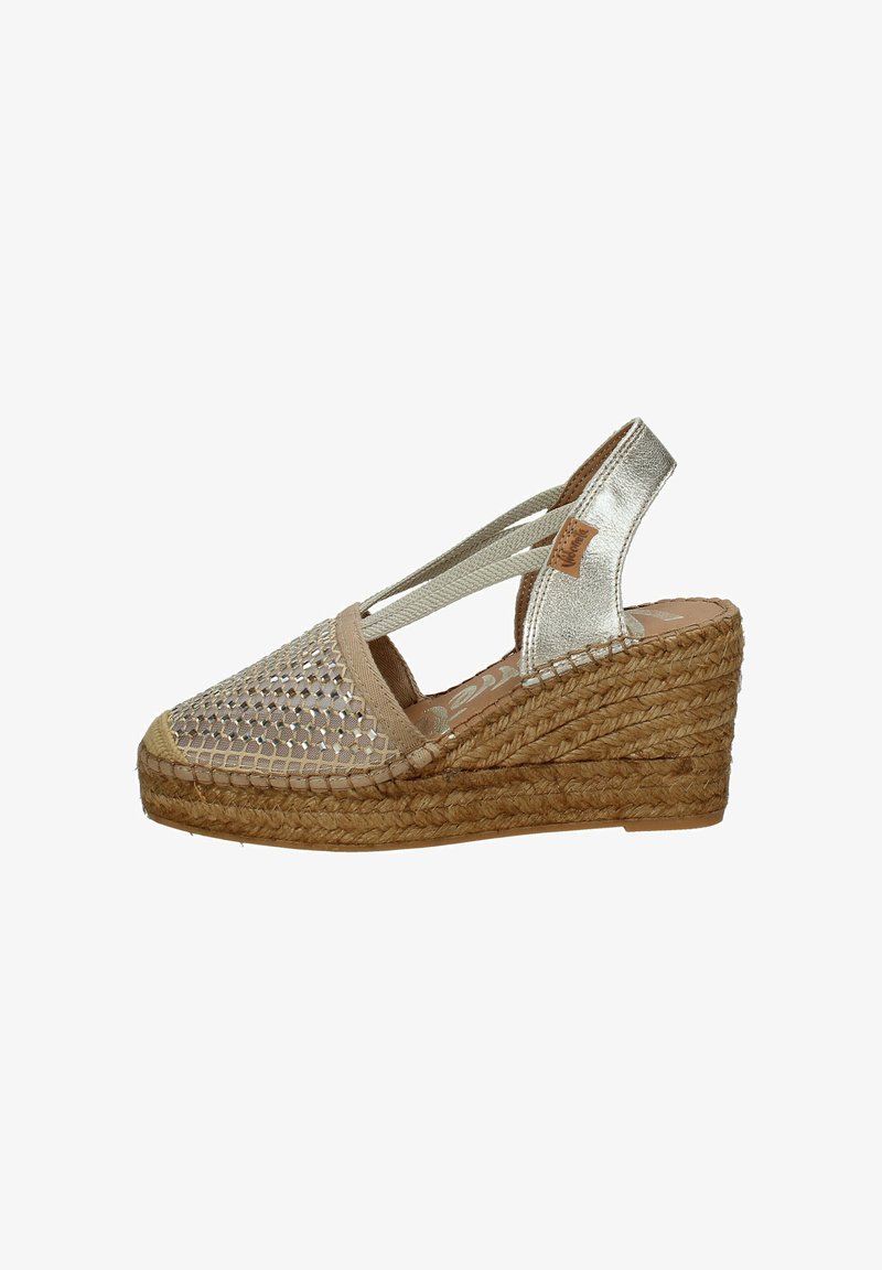 Sandalia cuña tipo espadrille con plataforma de yute tejido, empeine de malla beige, correa metálica plateada en el tobillo y ribete de tela beige.
