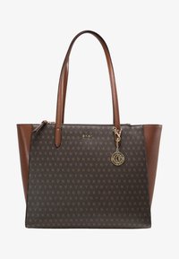 Bolso tote marrón de DKNY con patrón de monograma, paneles laterales de cuero, asas dobles, charm de logo dorado y cierre de cremallera en la parte superior.
