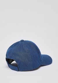 Casquette de baseball en denim bleu avec une visière courbée, un tissu texturé, une sangle réglable à l'arrière et un détail de couture ronde au sommet.