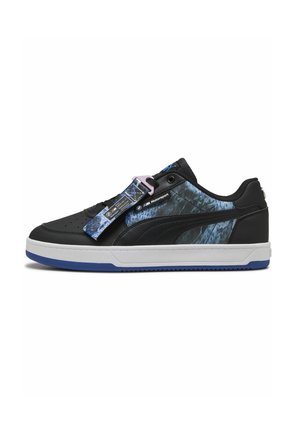 Baskets basses noires avec motif abstrait bleu, semelle blanche et étiquette Motorsport attachée près des lacets noirs.