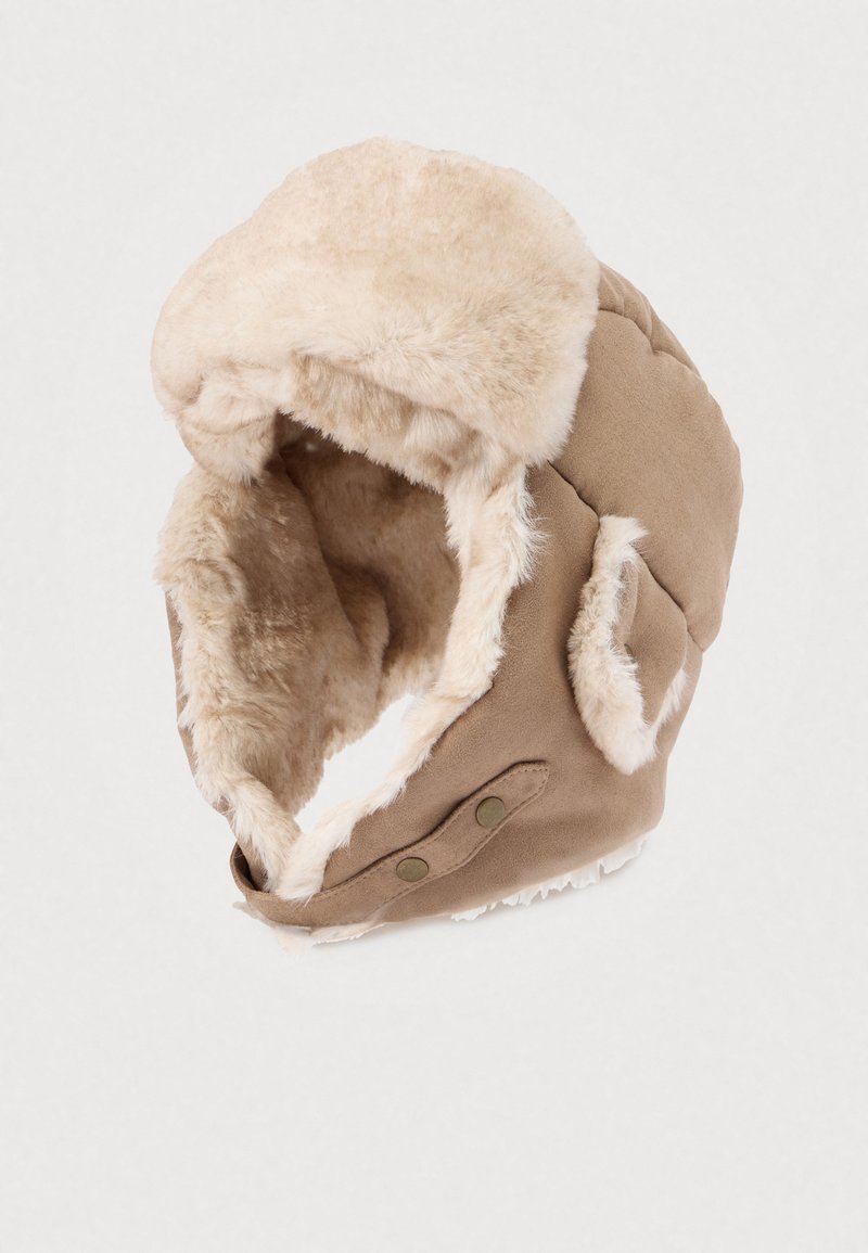 Chapeau en fausse fourrure marron avec un extérieur matelassé, doté de cache-oreilles et de deux boutons sur le côté. Doublure douce et moelleuse pour la chaleur.