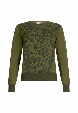 Olijfgroen sweater met een zwart luipaardprint ontwerp op de voorkant, geribbelde mouwen en zoom, met contrasterende textuuraccenten.