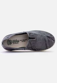Sive ekološke bombažne slip-on čevlje v sivi barvi z zaobljenim nosom, elastičnimi stranskimi vložki in teksturirano površino. Notranja oznaka pravi "100% organski bombaž."
