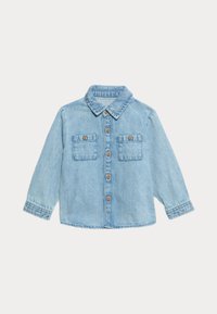 Camicia di jeans azzurro chiaro con colletto, maniche lunghe, chiusura frontale con bottoni e due tasche sul petto. Presenta dettagli in bottoni marroni.