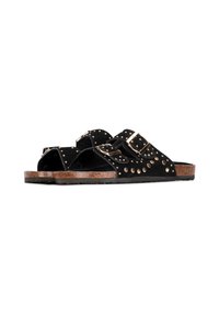 Sandali neri in suede con due cinturini regolabili, caratterizzati da borchie metalliche e una suola in sughero per una buona aderenza. La minuteria include fibbie in tonalità oro.