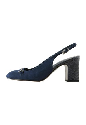 Navy suede slingback-kengät, joissa on pyöreä kärki, koristeellinen metallinen yksityiskohta ja teksturoitu musta keskipohje.