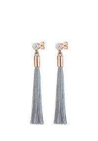 Örhängen i roséguld har en klar kristallsten som studs, med två grå franser hängande nedanför, accentuerade av cylindrisk metallhardware.