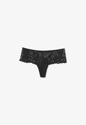 Tanga de encaje negro con patrones florales y en espiral, con una cintura con borde en forma de concha y tela delicada transparente.