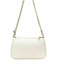 Valkoinen nahkalaukku, jossa on sileä rakenne, suorakulmainen muoto ja kultaketjuolkaimet. Varustettu vetoketjukiinnityksellä ja vähäisillä metalliyksityiskohdilla.