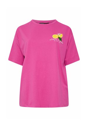 Felroze T-shirt met korte mouwen en ronde hals, met een kleine citroengrafiek en de tekst "Limone d'Italia" op de bovenste linkerborst.