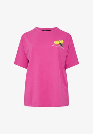 T-shirt a maniche corte rosa acceso con collo rotondo, con una piccola grafica di limone e la scritta "Limone d'Italia" sul petto in alto a sinistra.