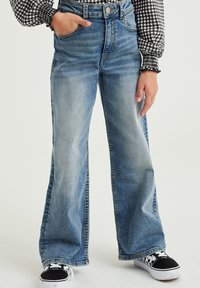 WE Fashion BLUE RIDGE - Flared jeans - blau
