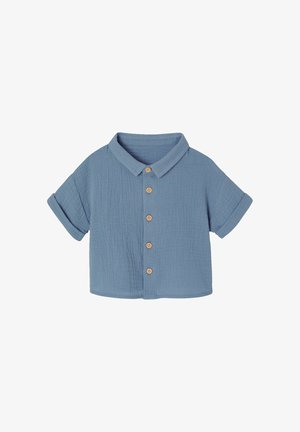 Kurzärmeliges blaues Kleinkindhemd mit Holzknöpfen, spitzem Kragen und aufgerollten Manschetten vor weißem Hintergrund.