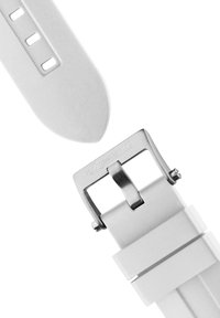 Weißes Gummi-Uhrenarmband mit silberner Metallschnalle, das über eine glatte Textur und mehrere Einstelllöcher verfügt, mit der Marke "Ingersoll".