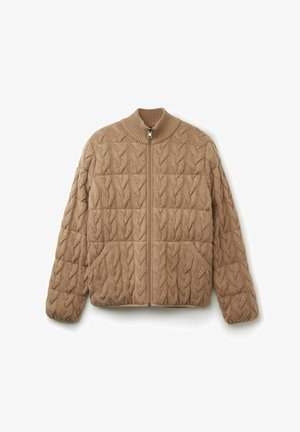 Veste zippée tricotée marron avec un col montant, présentant un motif en relief et deux poches latérales. Design doux et confortable.