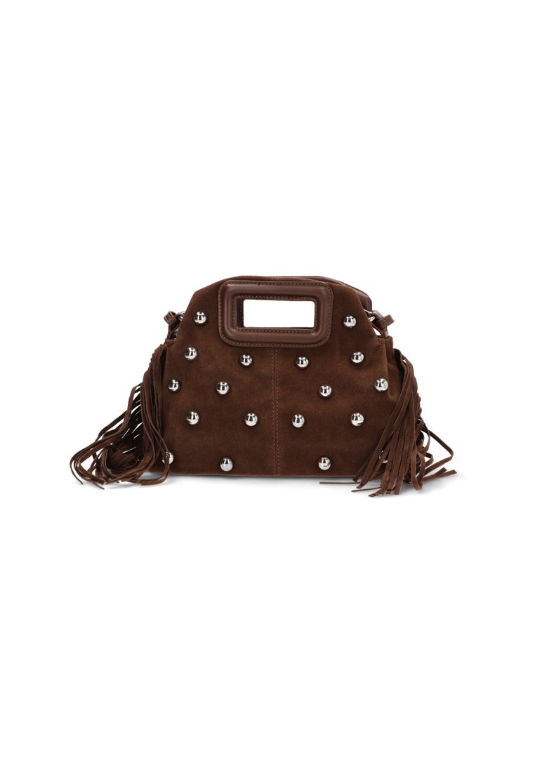 Bolso de ante marrón con tachuelas plateadas, asa rectangular en corte y largos flecos a los lados.