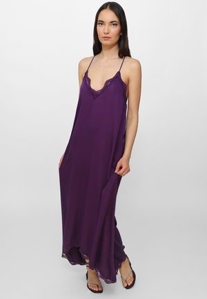 Lila Slipdress mit Spitzenbesatz und verstellbaren Trägern, mit fließendem Design und asymmetrischem Saum, aus leichtem Stoff gefertigt.