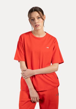 LYANNA - T-shirt basique - rot