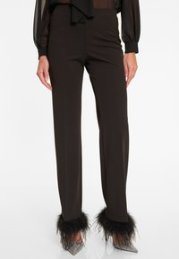Zwarte broeken met een rechte pijpdesign, voorzien van een fluffy, zwart veerafwerking aan de boorden. Gladde stof met een goed zittende pasvorm.