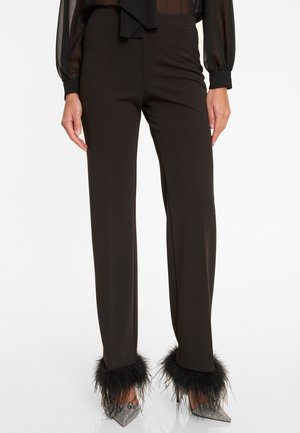 Pantalon noir avec une coupe droite, ornés d'une bordure en plumes noires et duveteuses au niveau des poignets. Tissu lisse avec une coupe ajustée.
