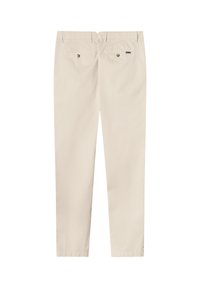 Beige rechte broeken met riemlussen, twee achterzakken met knopen en een klein merkenlabel op de rechterzak.